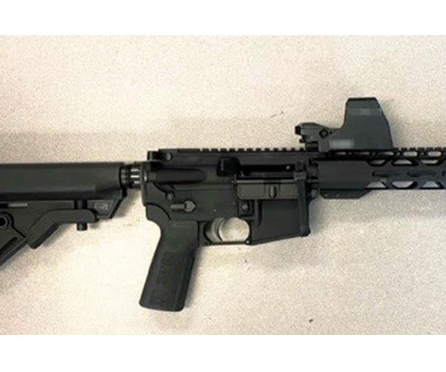 Encuentran un fusil en auto de indocumentados