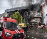 Se registra incendio en torre de lujo en Moscú 