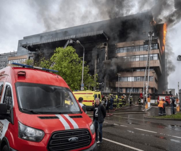 Se registra incendio en torre de lujo en Moscú 