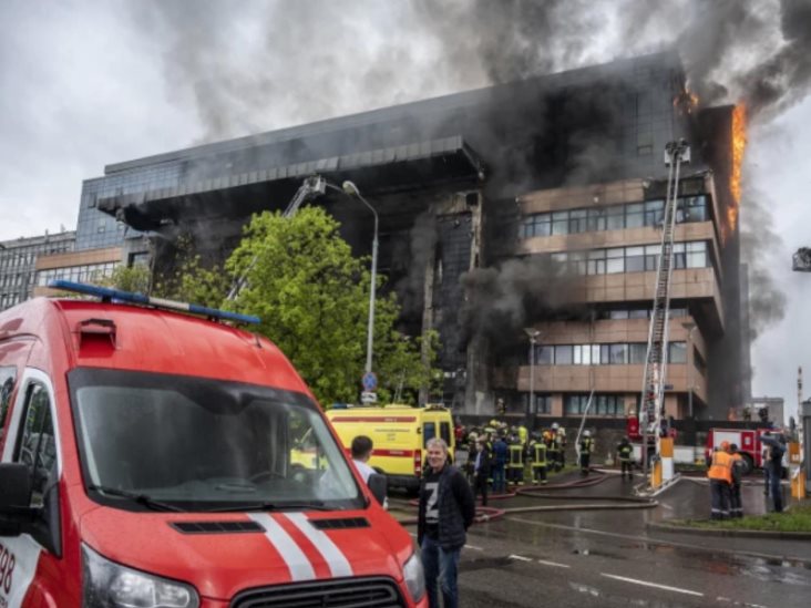 Se registra incendio en torre de lujo en Moscú Se registra incendio en torre de lujo en Moscú