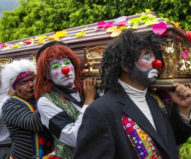 Entierran a payasita asesinada en Guatemala Entierran a payasita asesinada en Guatemala