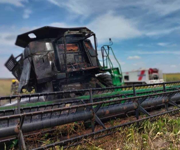 Arde trilladora cosechando en la villa