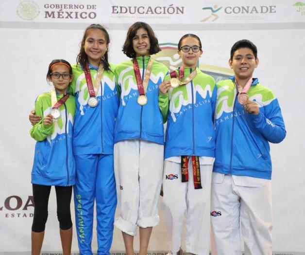 Taekwondoínes se presentan con el pie derecho