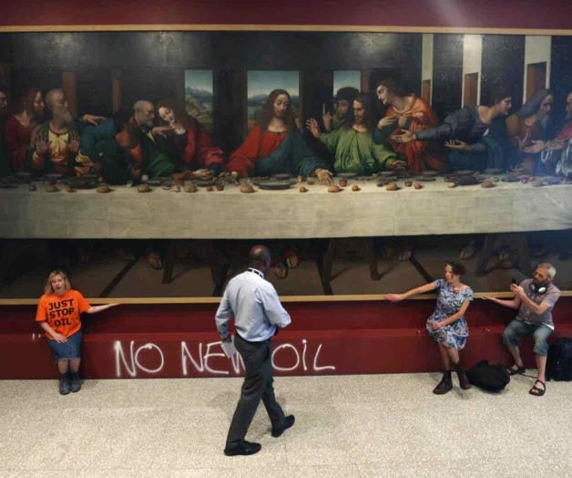 Activistas climáticos se pegan a cuadro en protesta