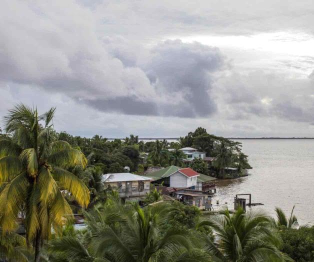 Bonnie se fortalece frente a México, pero se adentra en mar