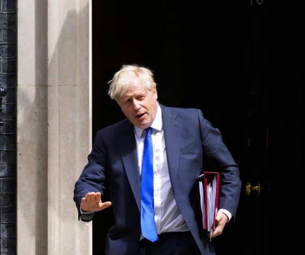 Boris Johnson enfrenta revuelta pero se niega a dimitir