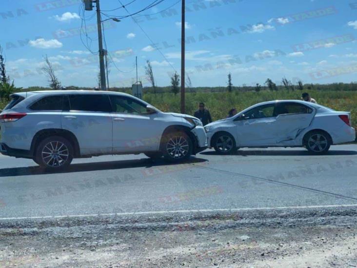Intentaba meterse a la fila y causa choque Intentaba meterse a la fila y causa choque