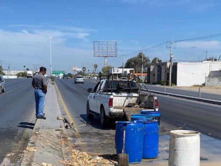 Vuelca y desparrama comida para puercos Vuelca y desparrama comida para puercos