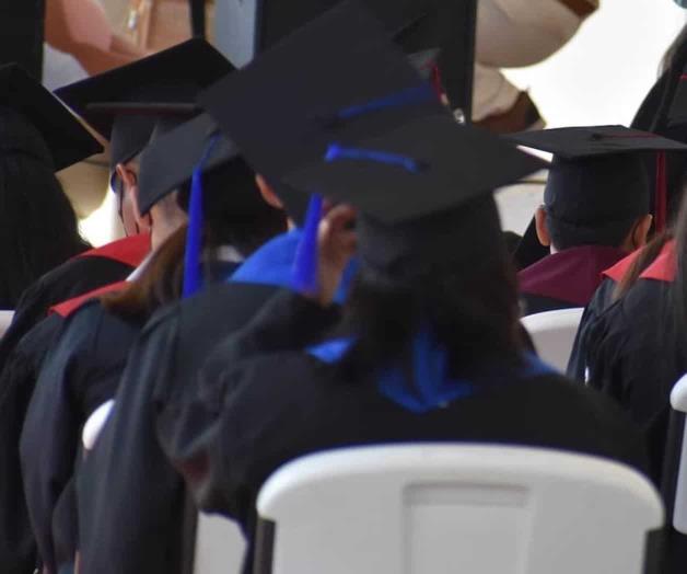 Sólo estudiantes y padres asisten