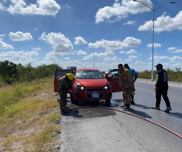 Arde vehículo en marcha sobre libramiento