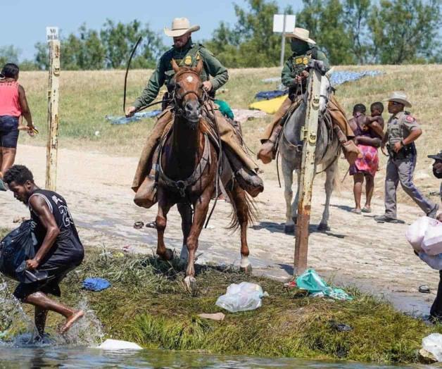 Van sobre cuatro agentes