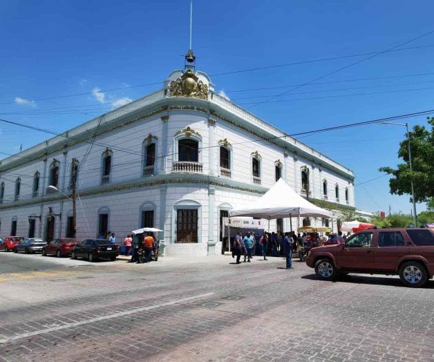 Protestan burócratas por recorte en el aguinaldo Protestan burócratas por recorte en el aguinaldo