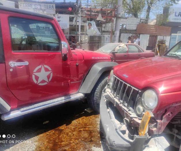 Choques dejan daños materiales