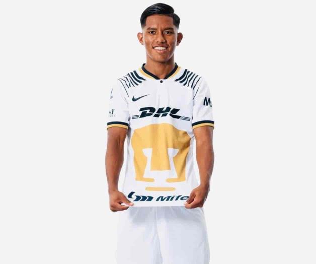 Presume De León playera de Pumas