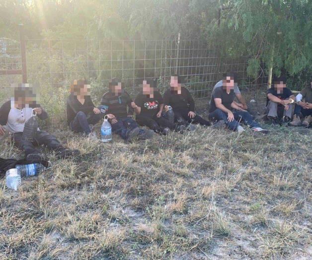 Atrapan a 2 grandes grupos de migrantes