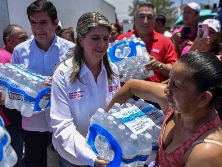 Dona McAllen 100 mil botellas de agua Dona McAllen 100 mil botellas de agua