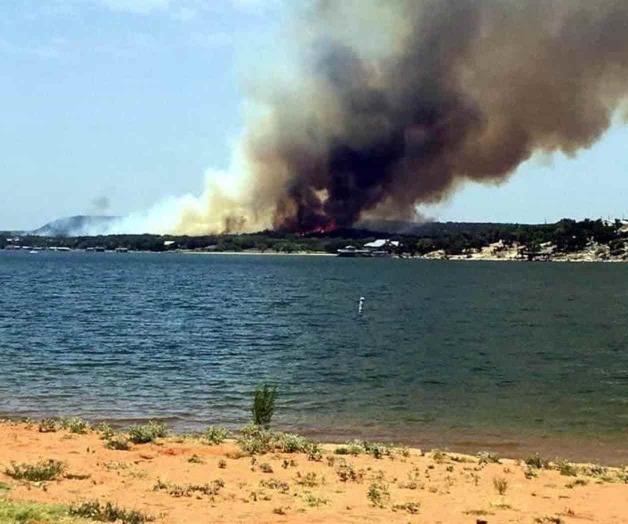 Incendio quema casas cerca de lago en Texas