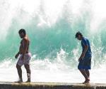 Olas gigantes impactan contra casas y boda en Hawai