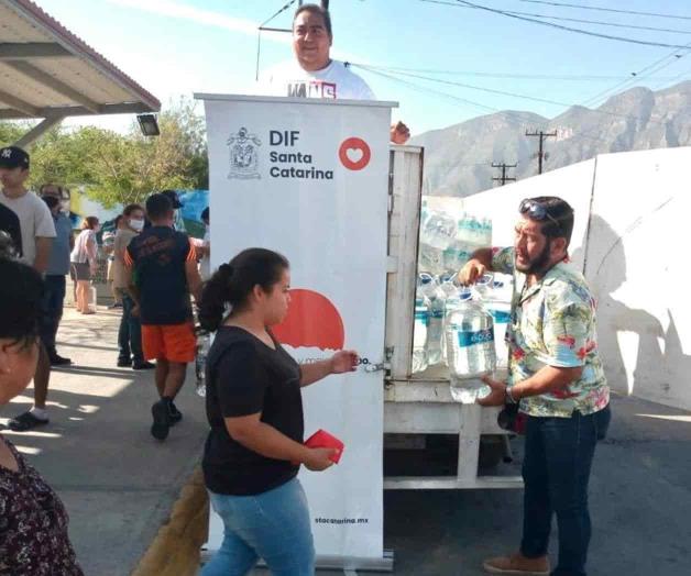 Llevan agua hasta en patrullas en Santa Catarina 