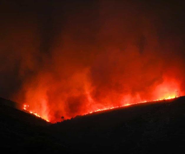 Incendio amenaza los suburbios de Atenas; evacuan a cientos
