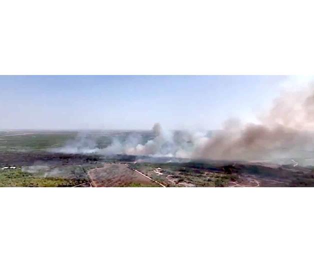 Gran incendio forestal al norte de Edinburg Gran incendio forestal al norte de Edinburg