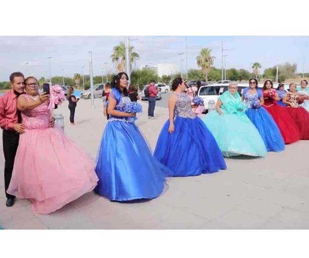 Cumplen abuelitas su sueño: la fiesta de XV