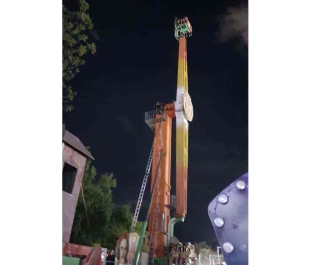 Quedan varados en juego mecánico en Parque Fundidora