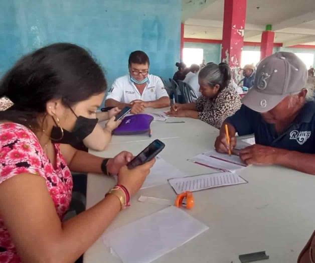 Entregan tarjetas a los pescadores