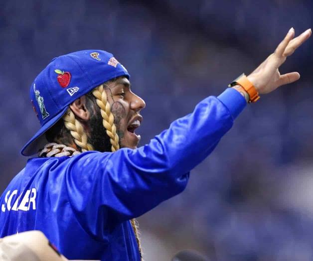 De visita en Ecuador, 6ix9ine dice repartir fajos de dinero