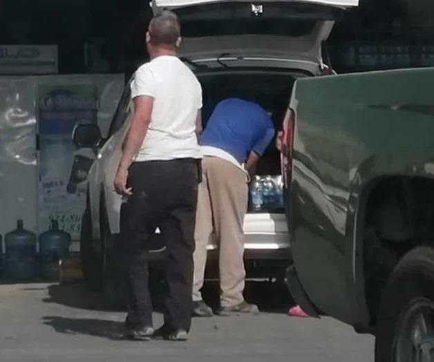 Desesperado acopio de agua embotellada