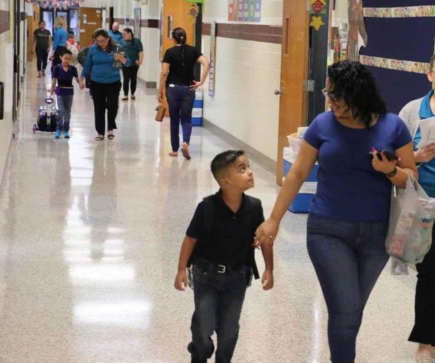 Condicionan uso de faldas en escuelas