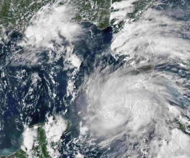 El recién formado huracán Frank gana fuerza frente a México