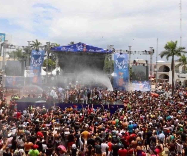 Sufren por agua en el norte y en Veracruz riegan en festejo