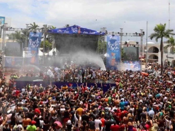Sufren por agua en el norte y en Veracruz riegan en festejo Sufren por agua en el norte y en Veracruz riegan en festejo