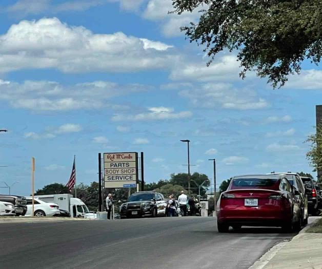 Sujeto armado se atrinchera en concesionaria de autos