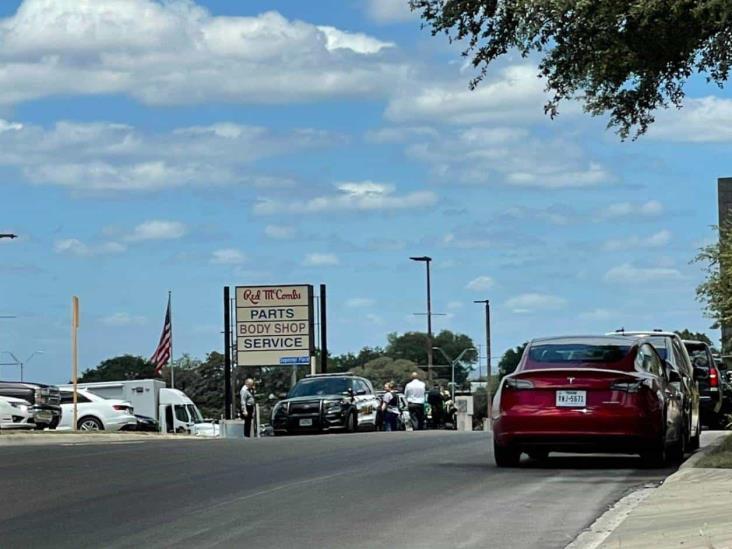 Sujeto armado se atrinchera en concesionaria de autos Sujeto armado se atrinchera en concesionaria de autos
