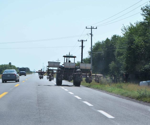 Piden tomar precaución con camiones trilladores