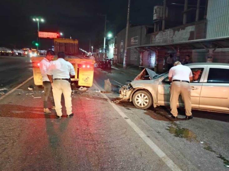 Choca contra tráiler y sale ileso Choca contra tráiler y sale ileso