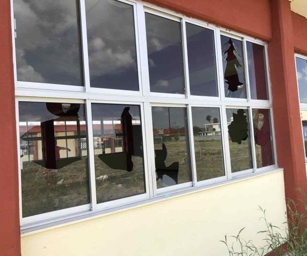 Destruyen vidrios en escuela secundaria