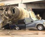 Camión de cemento aplasta a automóvil