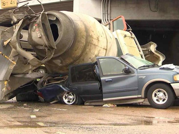 Camión de cemento aplasta a automóvil Camión de cemento aplasta a automóvil