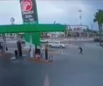 Con fusiles de asalto, tres sujetos atacan a despachador de gasolinera de Ciudad Juárez (Video)