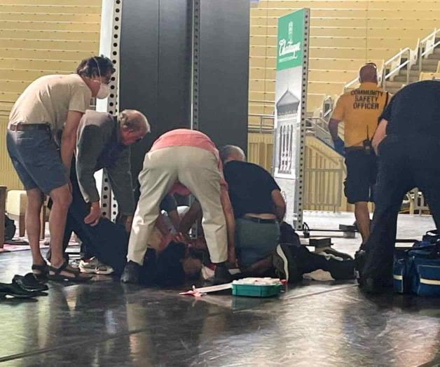 Atacan a Salman Rushdie durante conferencia en NY Atacan a Salman Rushdie durante conferencia en NY