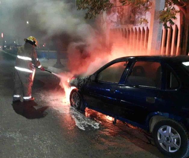 Carro se quema frente a centro comercial altama