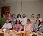 Celebran desayuno de cumpleañeras