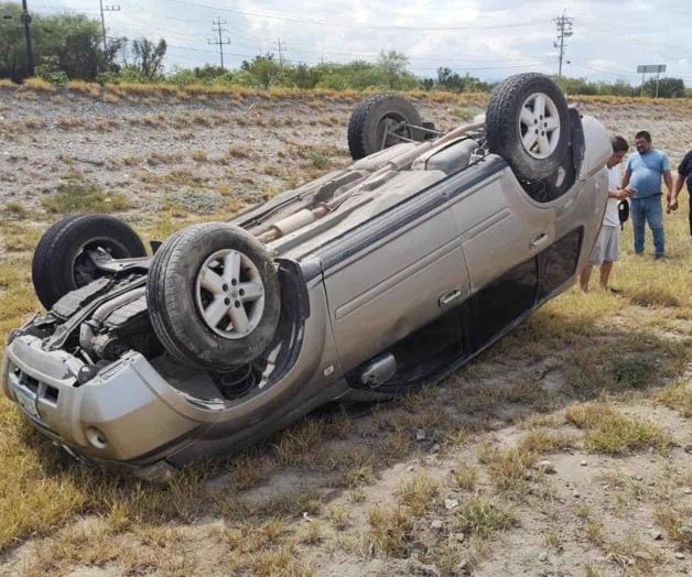 Impacta vehículo a camioneta y la vuelca 