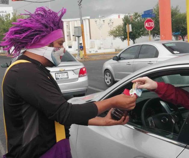 Cambian sonrisas y dulces por monedas Cambian sonrisas y dulces por monedas