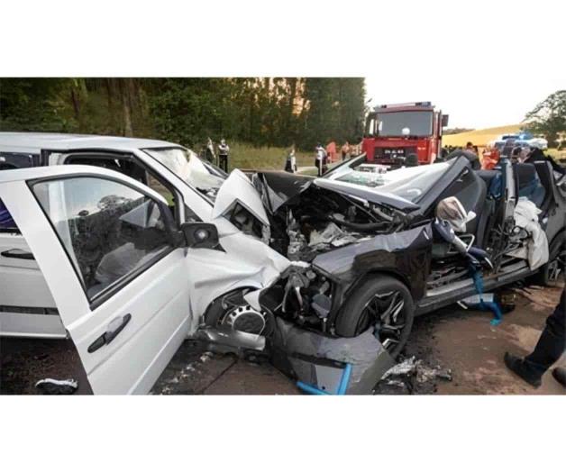 Un muerto y nueve heridos dejó choque de un BMW de prueba con dirección autónoma Un muerto y nueve heridos dejó choque de un BMW de prueba con dirección autónoma