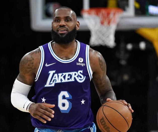 LeBron James pacta extensión con los Lakers