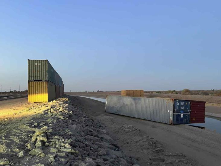 Caída de contenedores retrasa muro fronterizo Caída de contenedores retrasa muro fronterizo